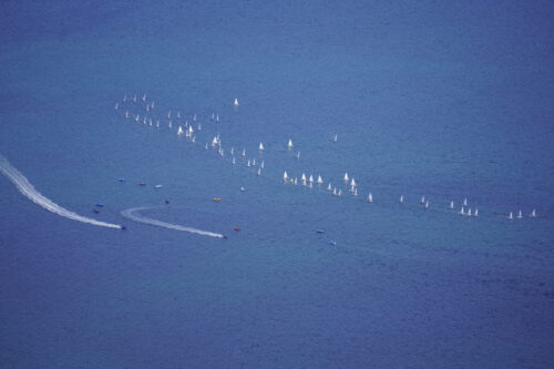 viele kleine Segelschiffe