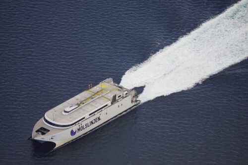 ein großes Schiff